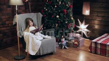 一个在圣诞树附近看书的漂亮女孩